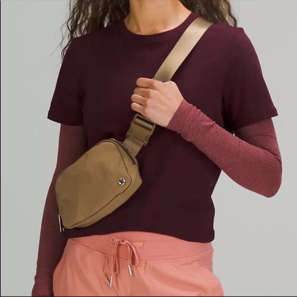 Lululemon Everywhere Belt Bag - Picture 4 of 7